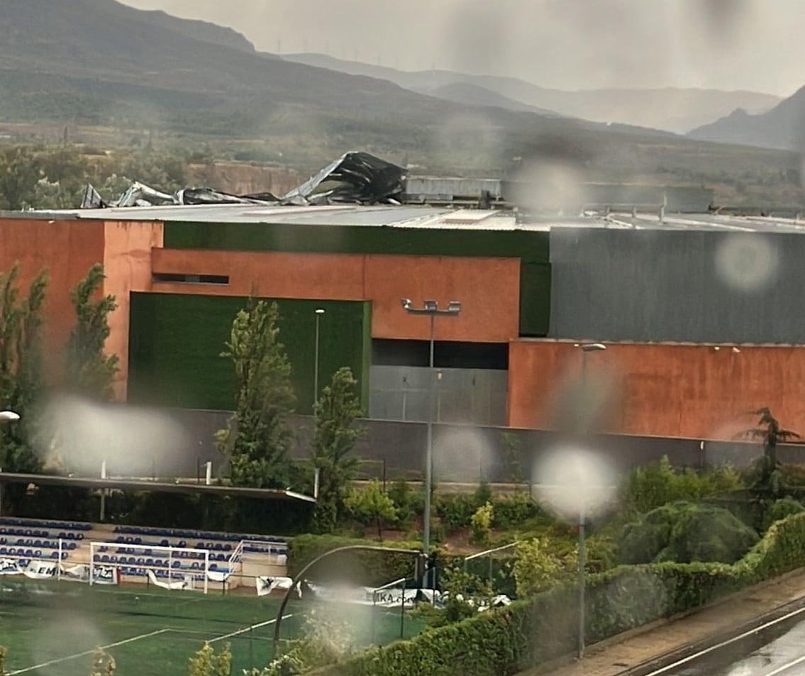 Destrozos en la cubierta de la plaza de toros de Arnedo tras la fuerte tormenta