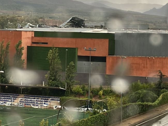 Destrozos en la cubierta de la plaza de toros de Arnedo tras la fuerte tormenta