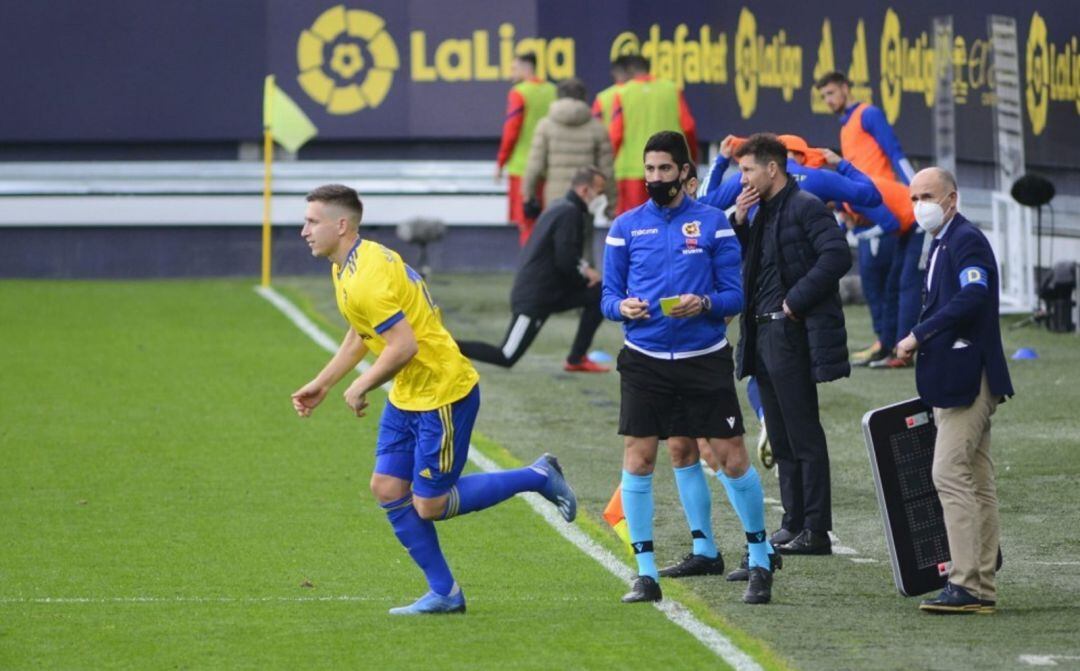 Saponjic con la camiseta del Cádiz CF