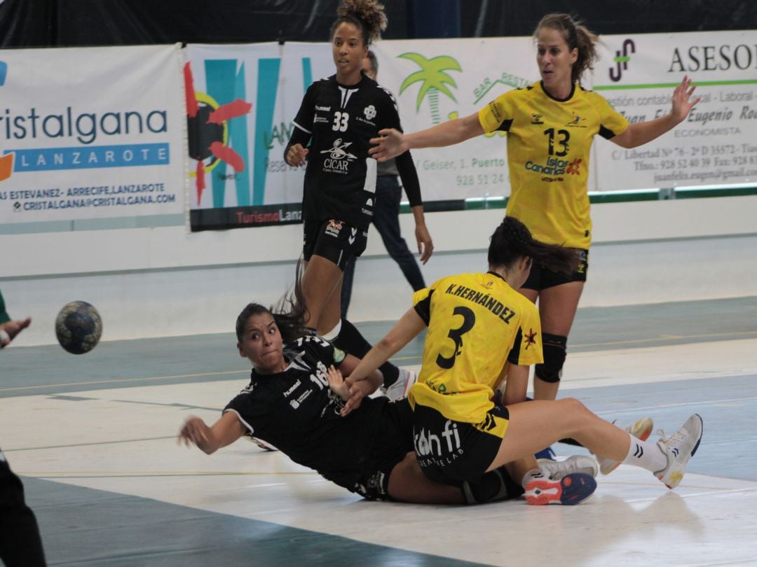 Un momento del histórico derbi lanzaroteño en la Liga Guerreras de Iberdrola.