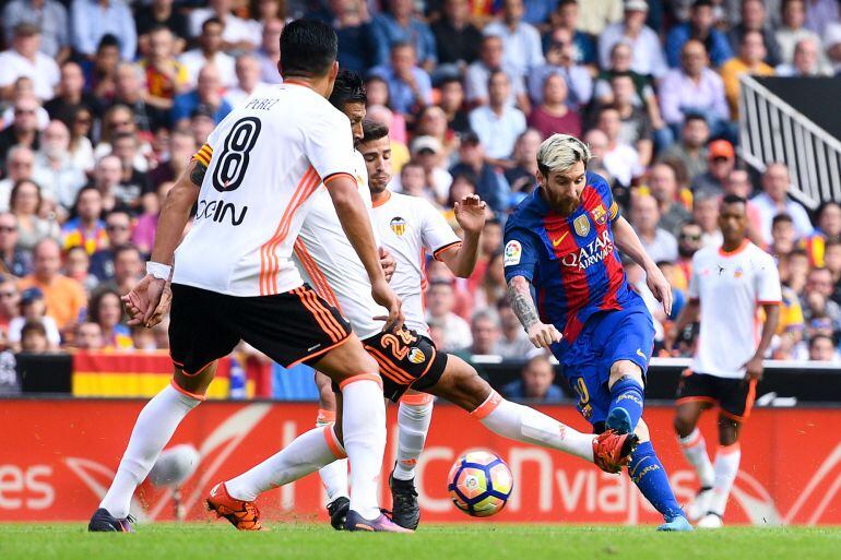 Messi dispara a puerta en Mestalla