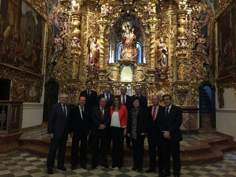 Susana Díaz junto a los representantes de los organismos cofrades de Andalucía en la capilla de la Virgen del Buen Aire del Palacio de san Telmo