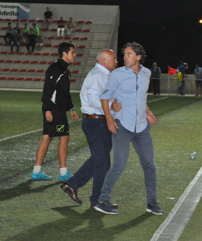 Raúl Garrido acompañado por Antonio Cerdá en el momento de la expulsión