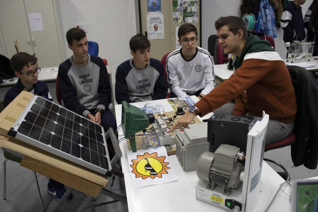 Alumnos en la Semana de la Ciencia de la UJA.