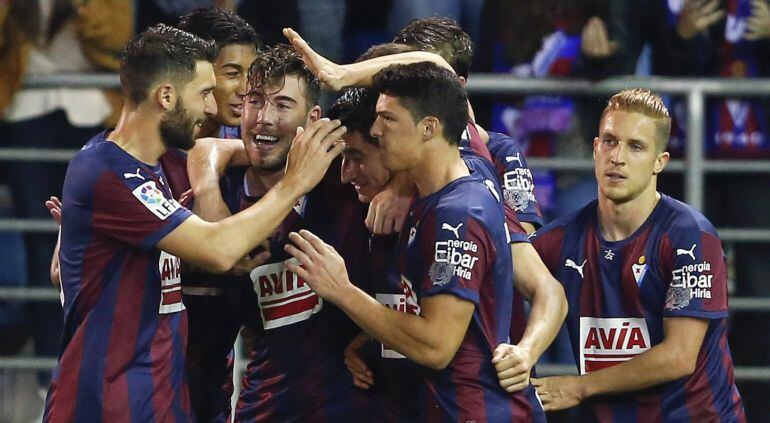 Los jugadores del Eibar festejan un gol