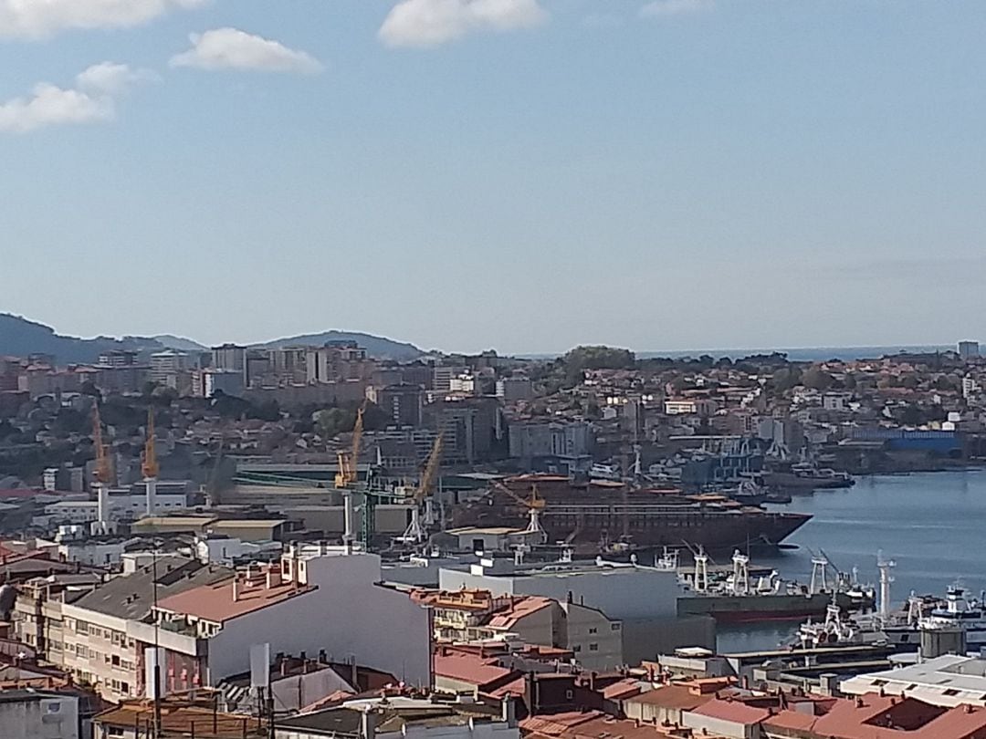 Vista del astillero Hijos de J. Barreras, con el barco de Ritz Carlton en la grada.