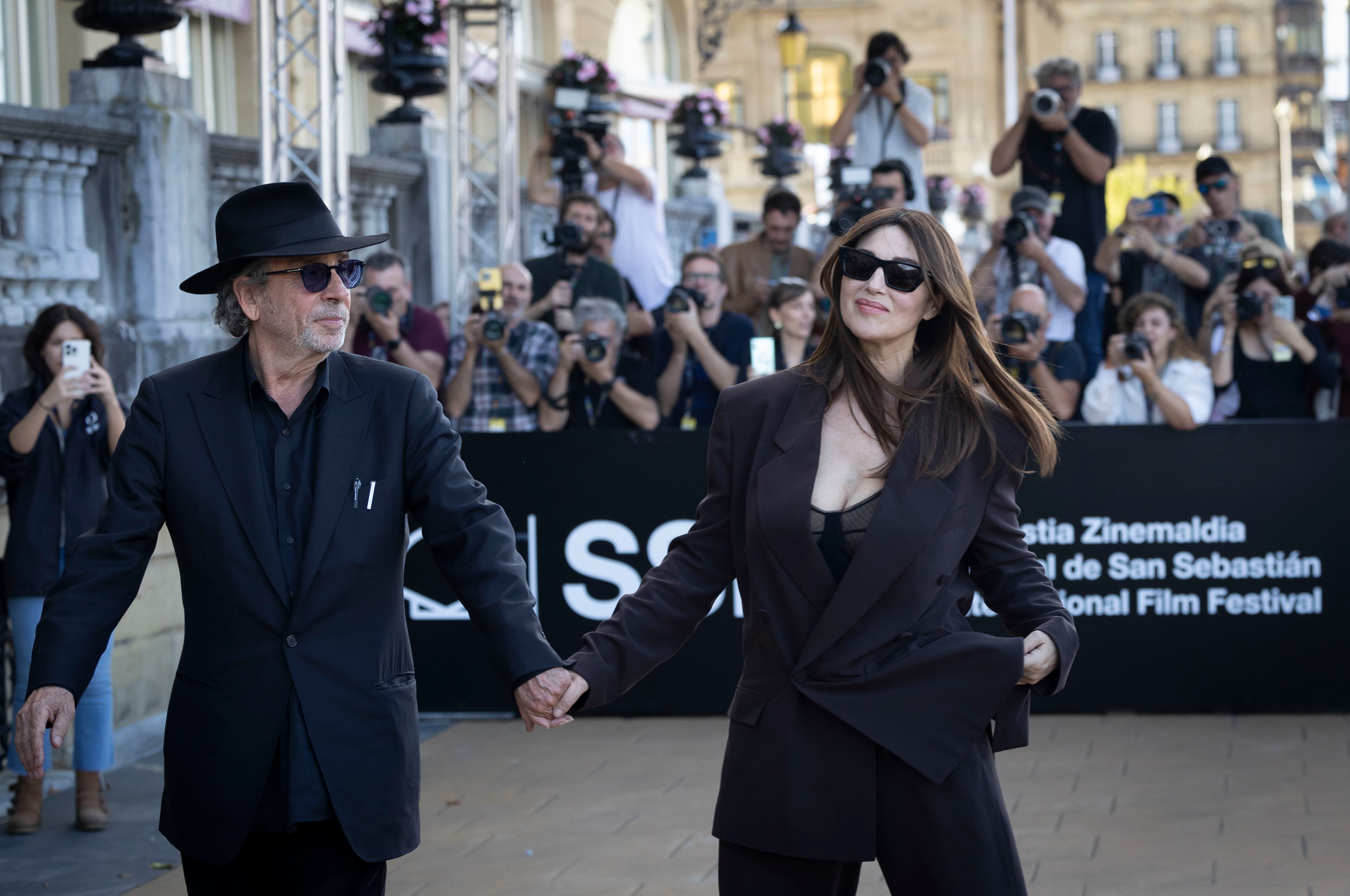 La actriz Monica Bellucci y el director Tim Burton a su llegada a la 72 Festival Internacional de Cine de San Sebastián