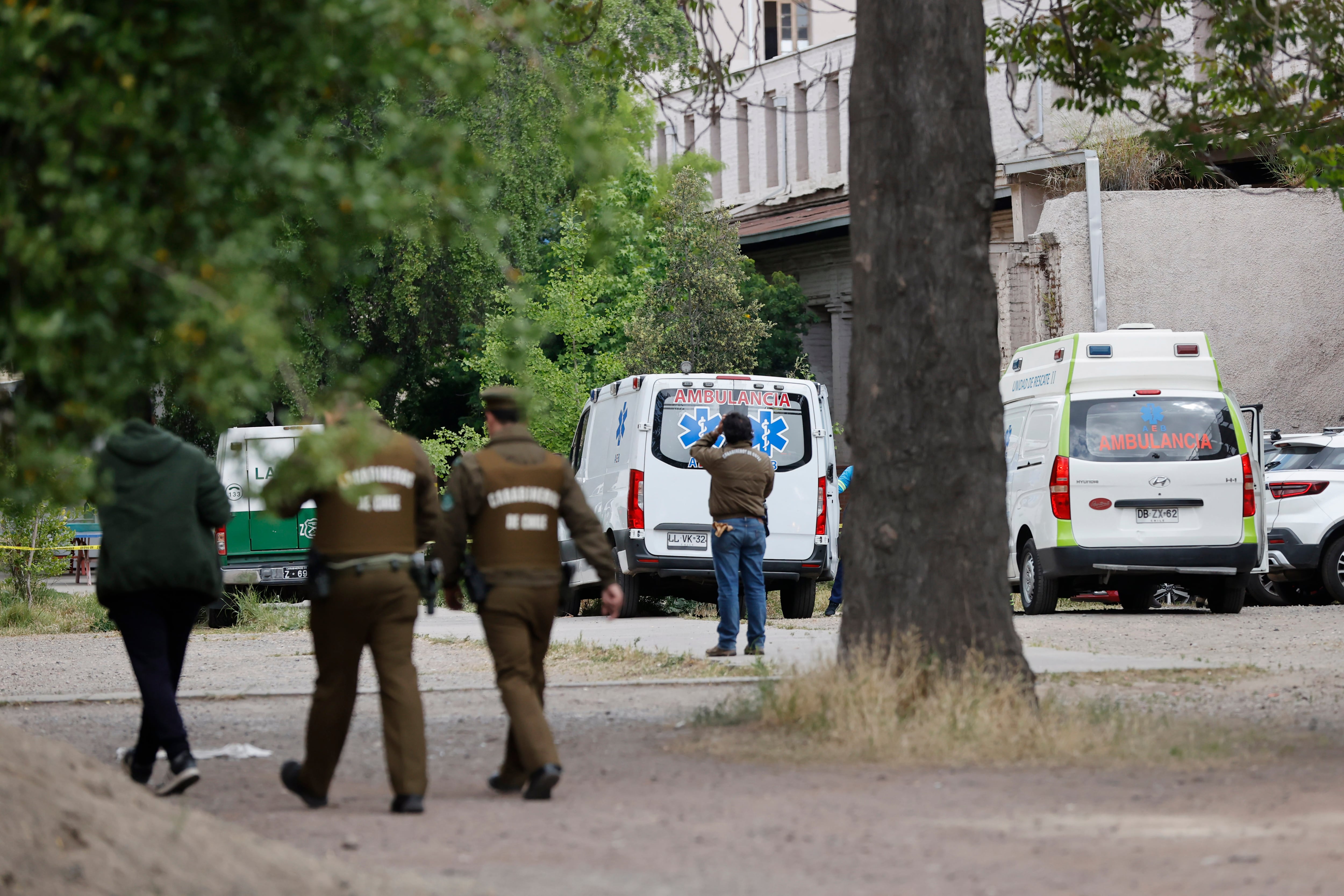 Autoridades chilenas investigando la explosión en el centro de educación en Santiago de Chile.