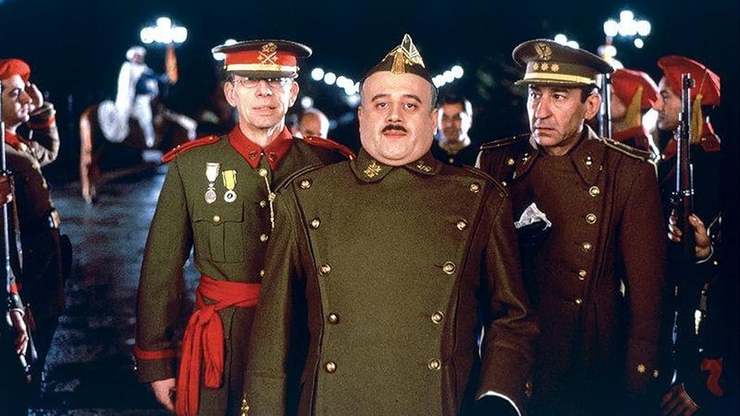 Juan Echanove interpretando a Franco en la película Madregilda de Francisco Regueiro