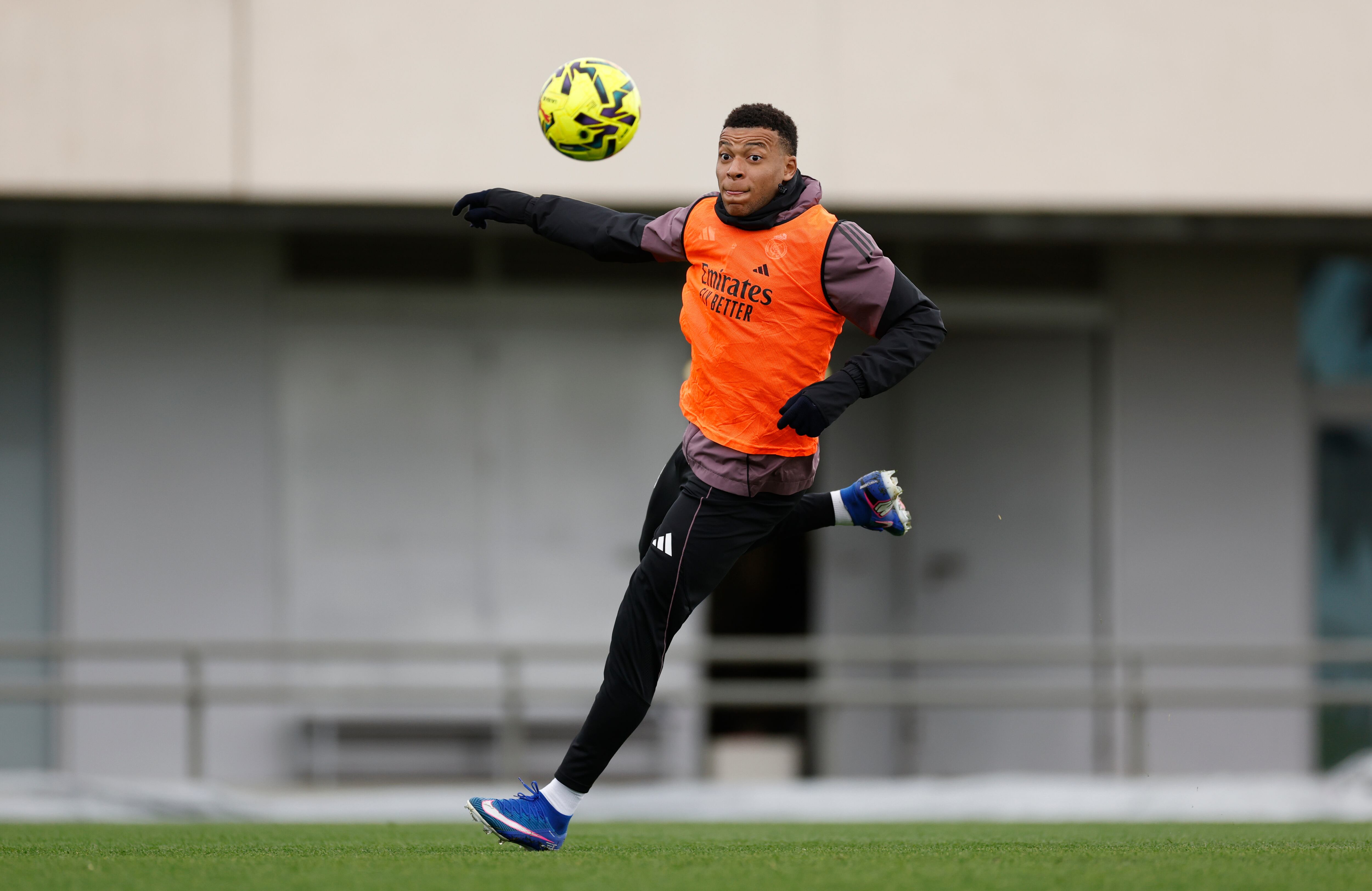 Mbappé remata un balón durante el último entrenamiento del Real Madrid