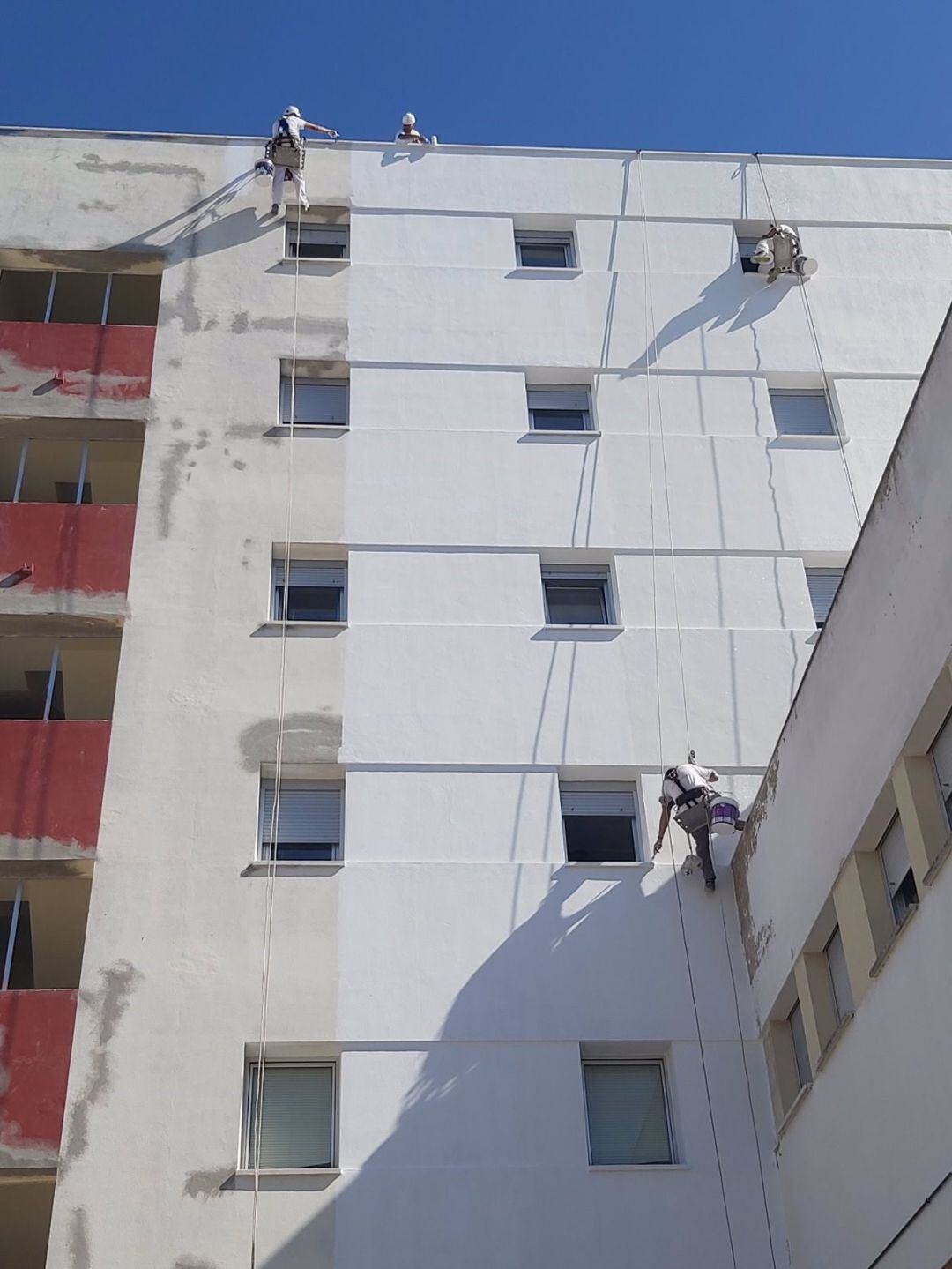 Labores de pintura en la fachada del Hospital de Jerez