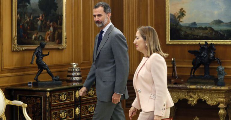 El rey Felipe VI con la presidenta del Congreso Ana Pastor.