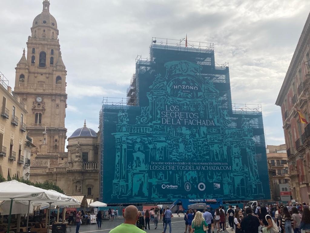 Una lona cubre la fachada de la catedral de Murcia durante su restauración