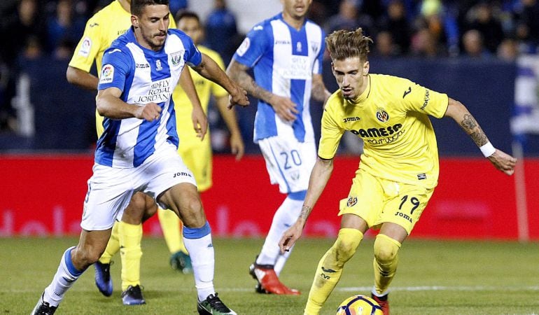 El centrocampista del Villarreal Samuel Castillejo (d) con el balón ante el centrocampista brasileño del Leganés Gabriel Pires durante el partido de la decimocuarta jornada de Liga que disputaron en el estadio Municipal de Butarque, en Leganés.