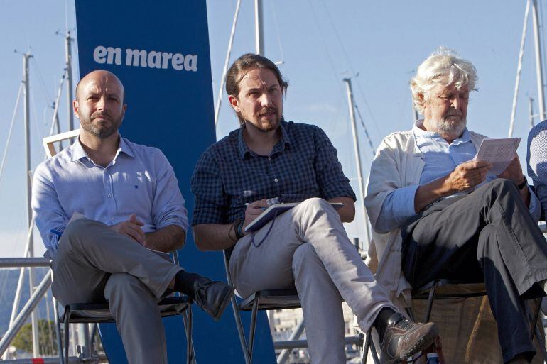 El secretario general de Podemos, Pablo Iglesias (c), el candidato a la Xunta por En Marea, Luis Villares (i), y José Manuel Beiras, durante el acto electoral que la formación celebra hoy en Vigo