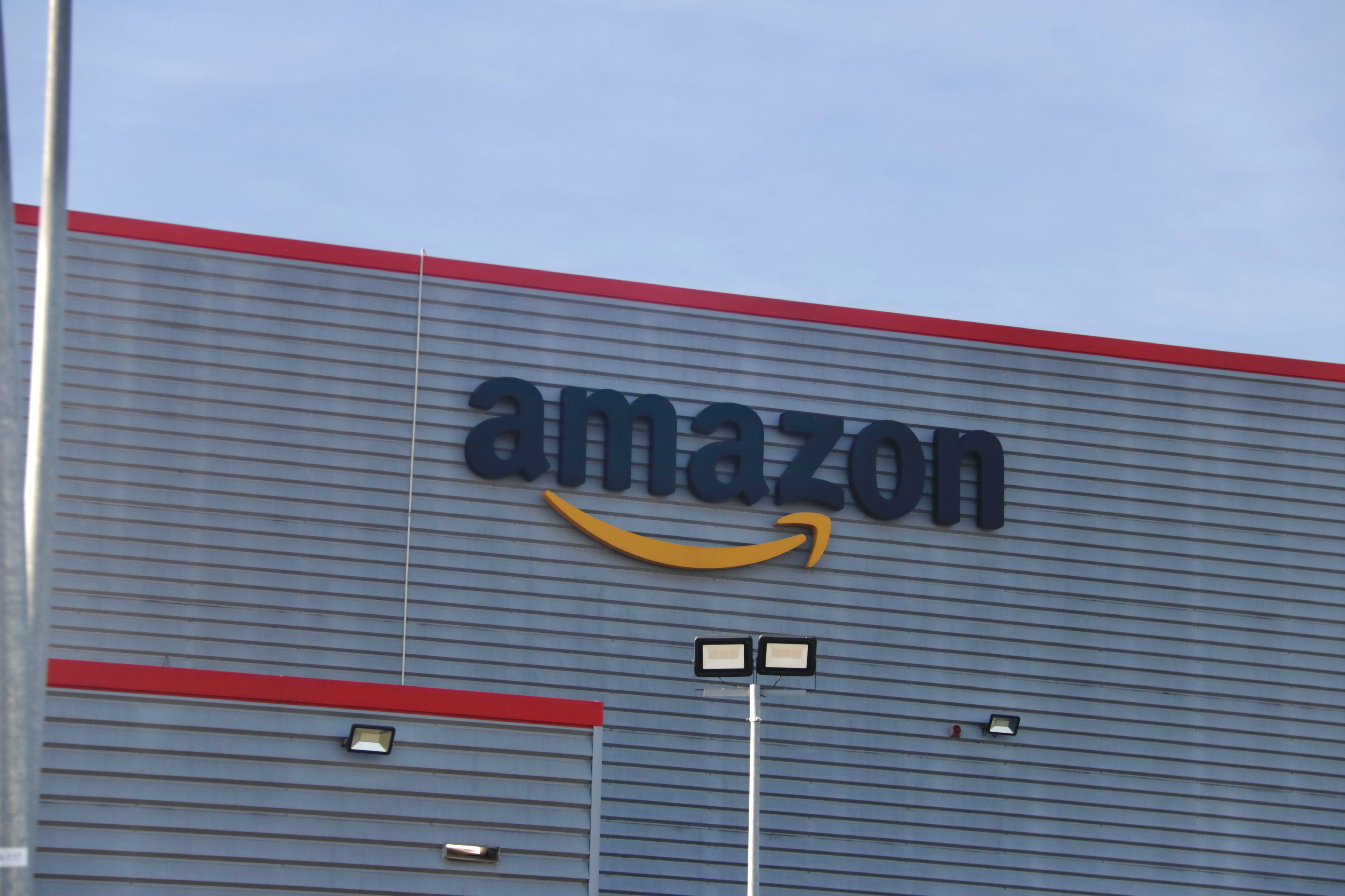 Logo de Amazon en el centro logístico de Martorelles, Cataluña.