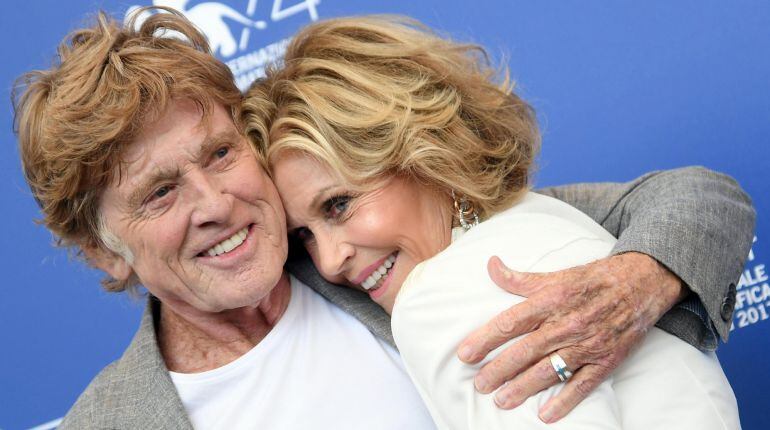 Los actores estadounidenses Robert Redford y Jane Fonda posan durante la presentación de la película &quot;Our Souls at Night&quot;, en el ámbito del 74º Festival de Cine de Venecia 