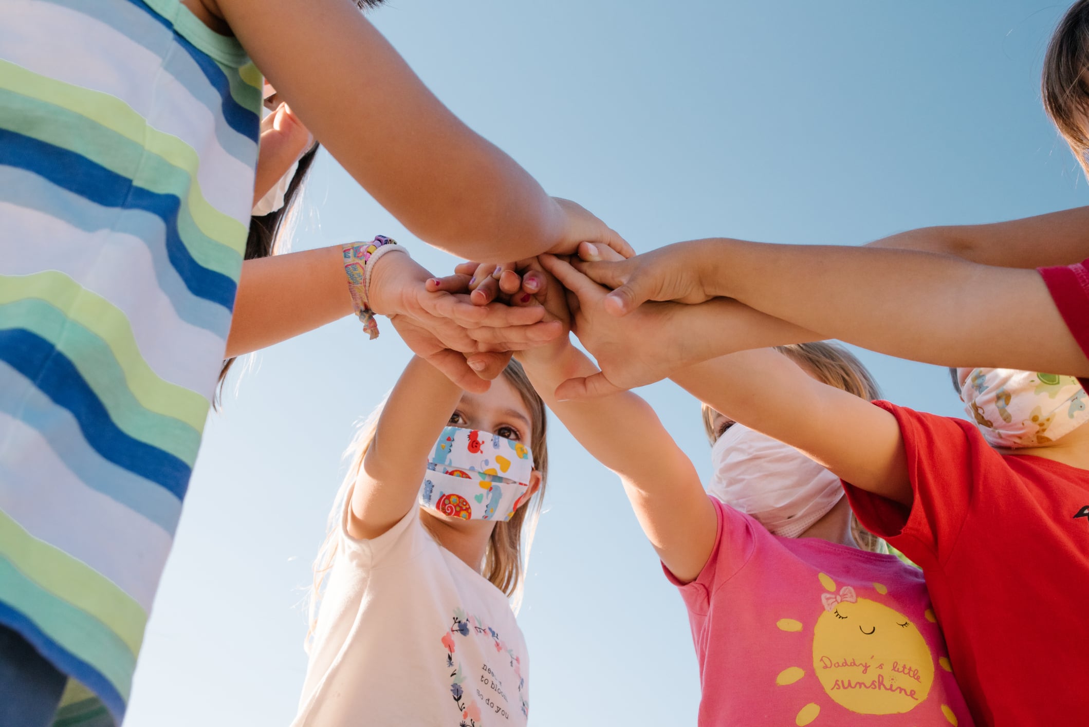 Niños con mascarilla jugando