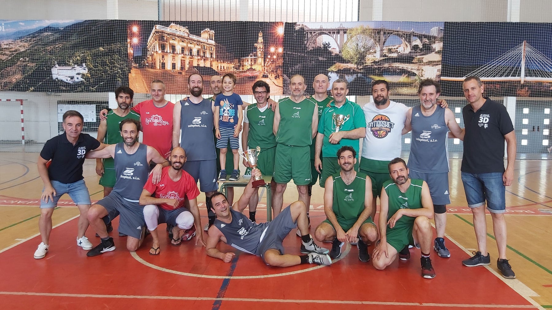 Los jugadores de los dos equipos, el concejal de Deportes, Alberto Belda, y el director municipal de Instalaciones, Javi López, con los trofeos, finalizada la competición