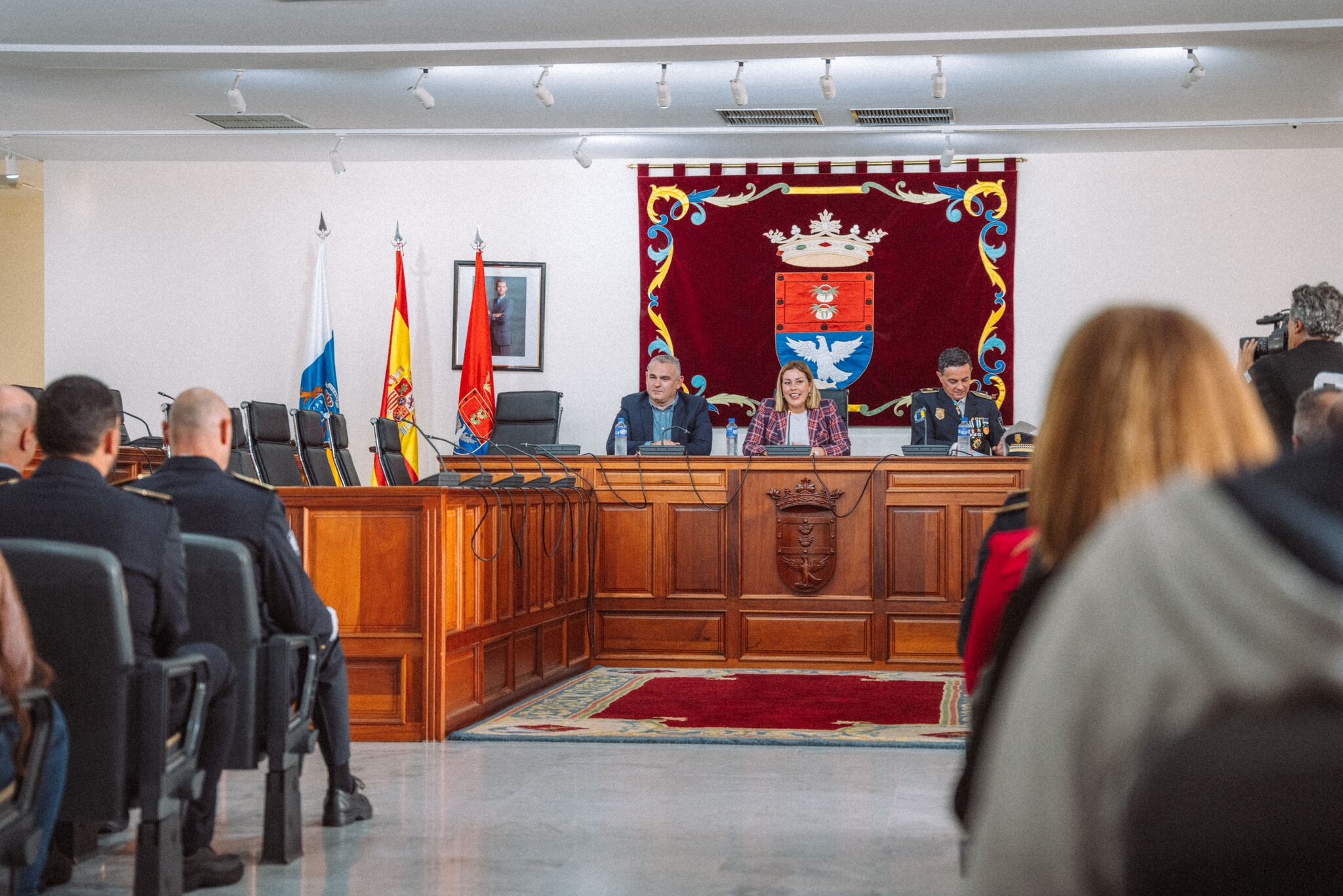 Autoridades municipales en el salón de plenos junto a los policías distinguidos.