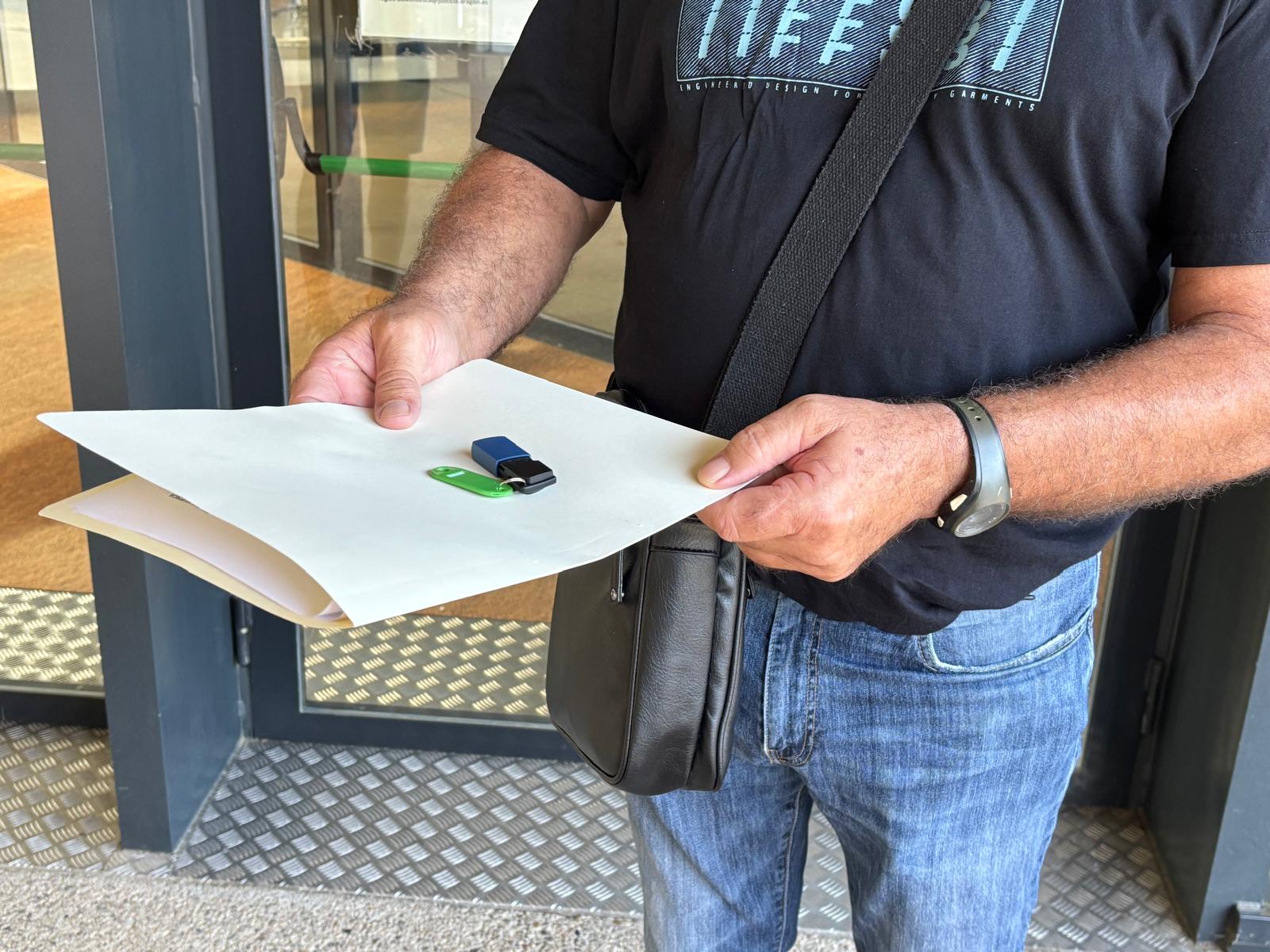 Pendrives con los vídeos que demuestran que se estuvo trabajando en los momentos de mayor alerta, cuando estaba prohibido