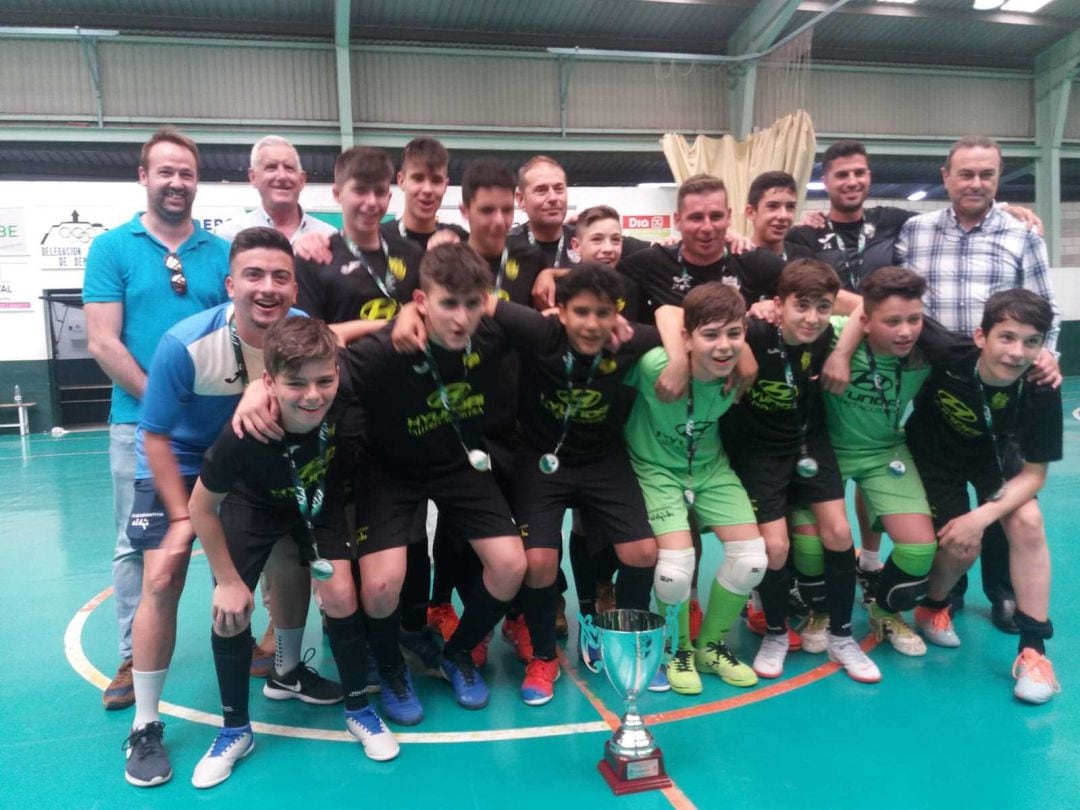 Los jugadores del CD El Ejido con la copa de Andalucía