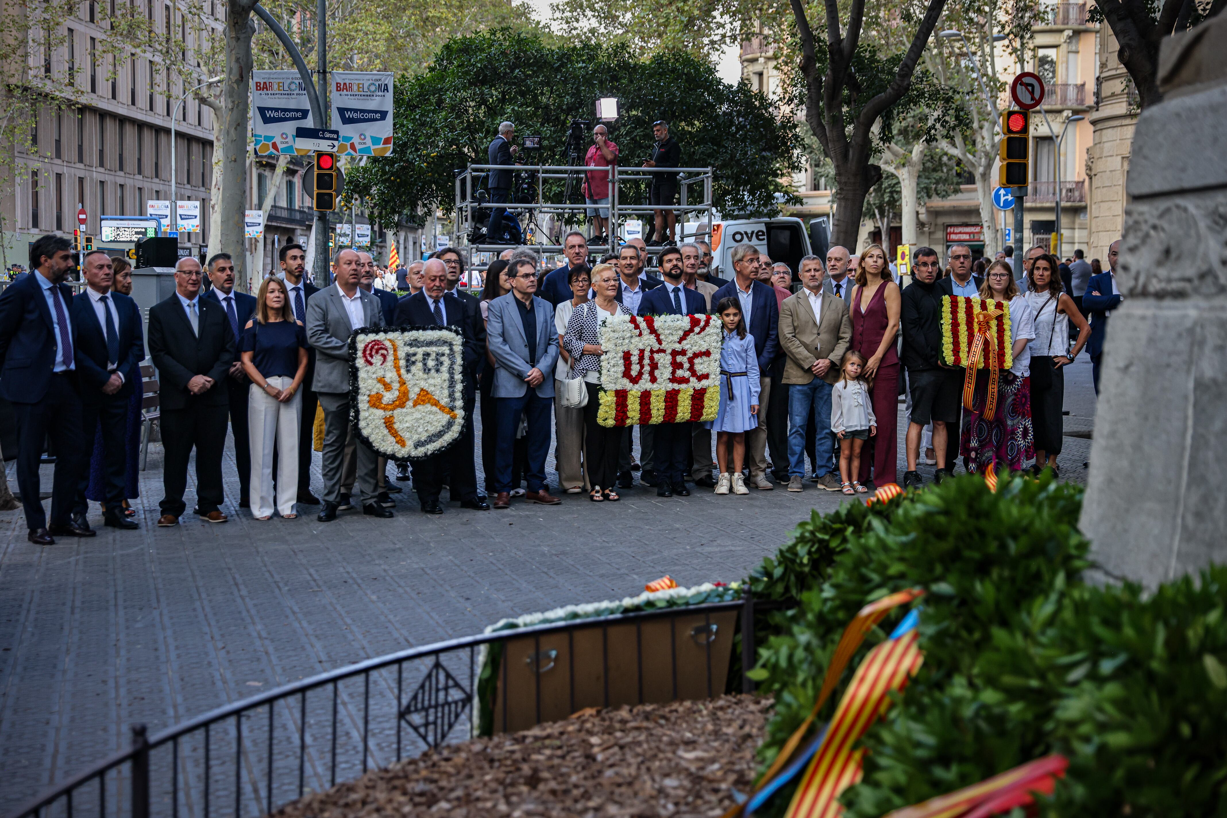 Delegacions de la UFEC i la FCF, fent l'ofrena floral al monument a Rafael Casanova de Barcelona