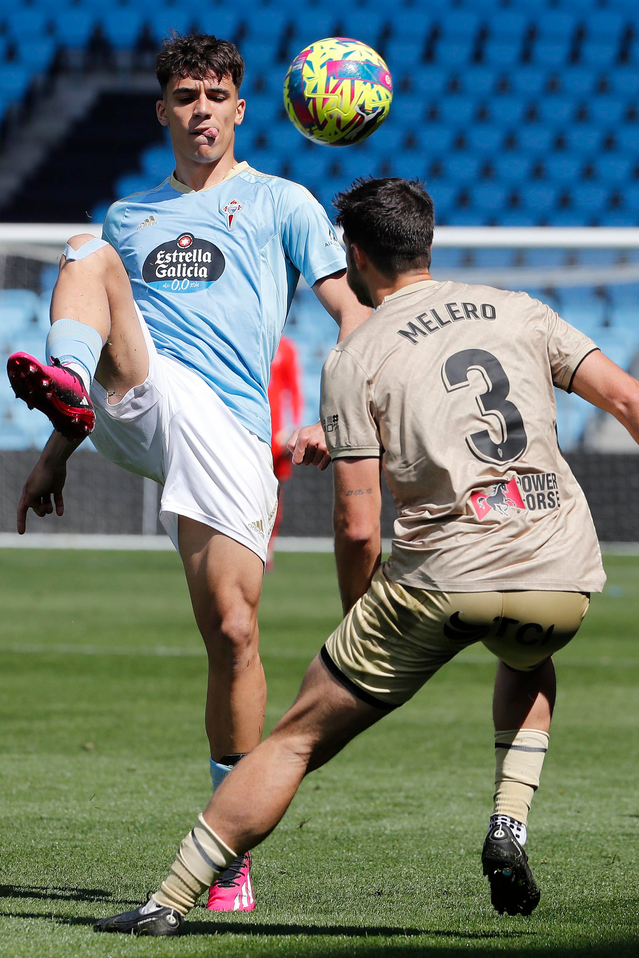 VIGO, 02/04/2023.- El centrocampista del Celta de Vigo Gabri Veiga (i) con el balón ante el centrocampista del Almeria, Gonzalo Melero durante el partido de Liga celebrado este domingo en el estadio Balaidos de Vigo. EFE / Salvador Sas