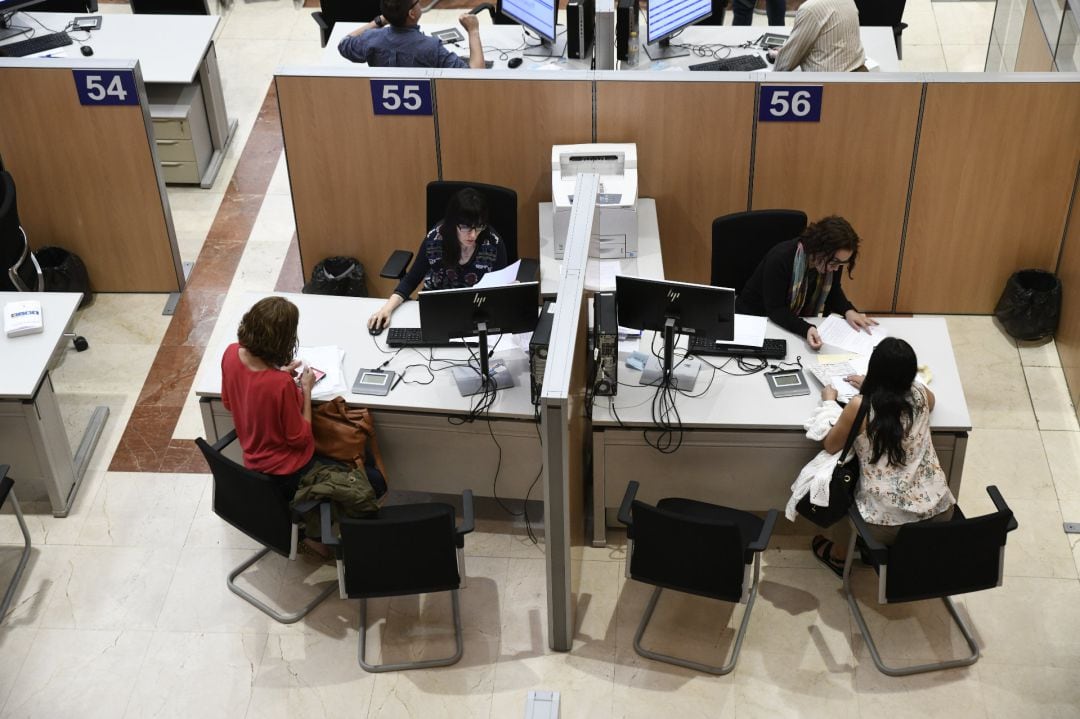 Dos funcionarias trabajan en la delegación Especial de la Agencia Tributaria (AEAT ) en Madrid.