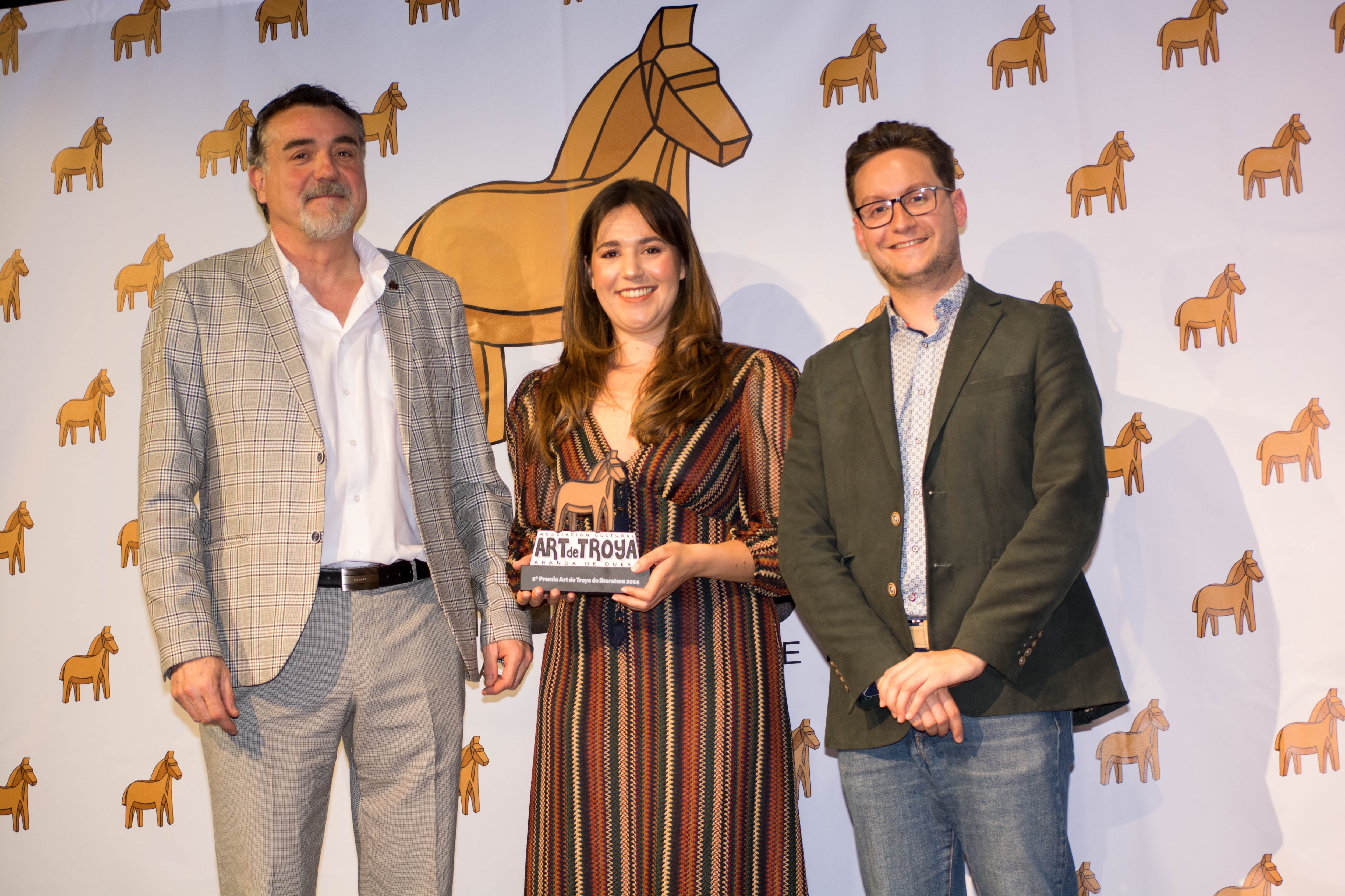 La arandina Bea Sanz, subcampeona, con el alcalde de Aranda, Antonio Linaje (dcha) y el concejal de Cultura, José Antonio Fuertes