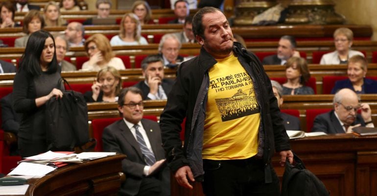 GRA105. BARCELONA, 18/03/2015.- Los diputados de la CUP, David Fernández (d) e Isabel Ballet (i), abandonan el hemiciclo en señal de protesta por la sentencia del Supremo que condena a tres años de prisión a los imputados por el asedio del Parlament durante la sesión de control del Parlament. EFE/Toni Albir