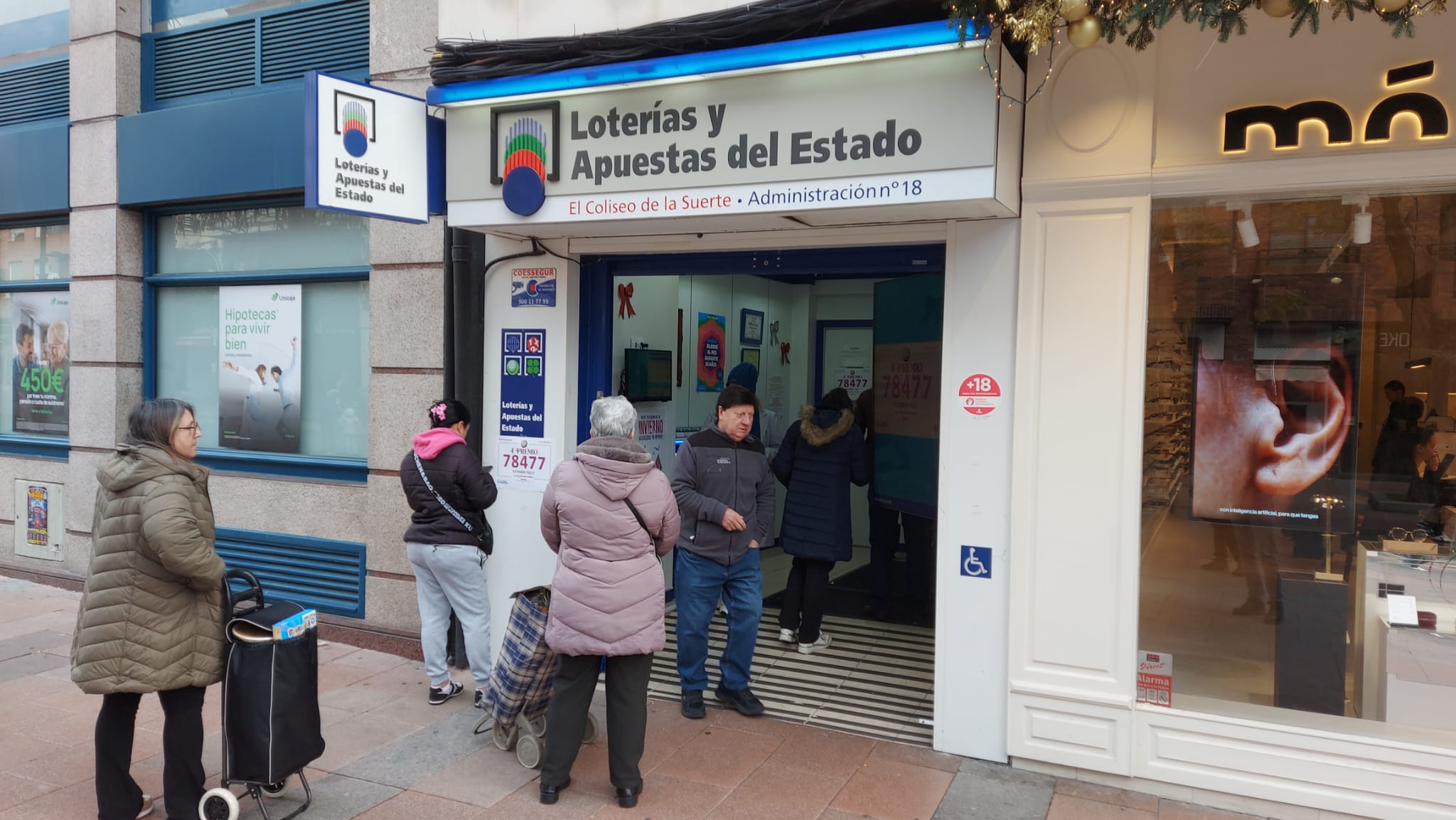 Durante toda la mañana ha habido un goteo de visitantes a la administración de Getafe que ha repartido 10 millones de euros de un cuarto premio de Navidad