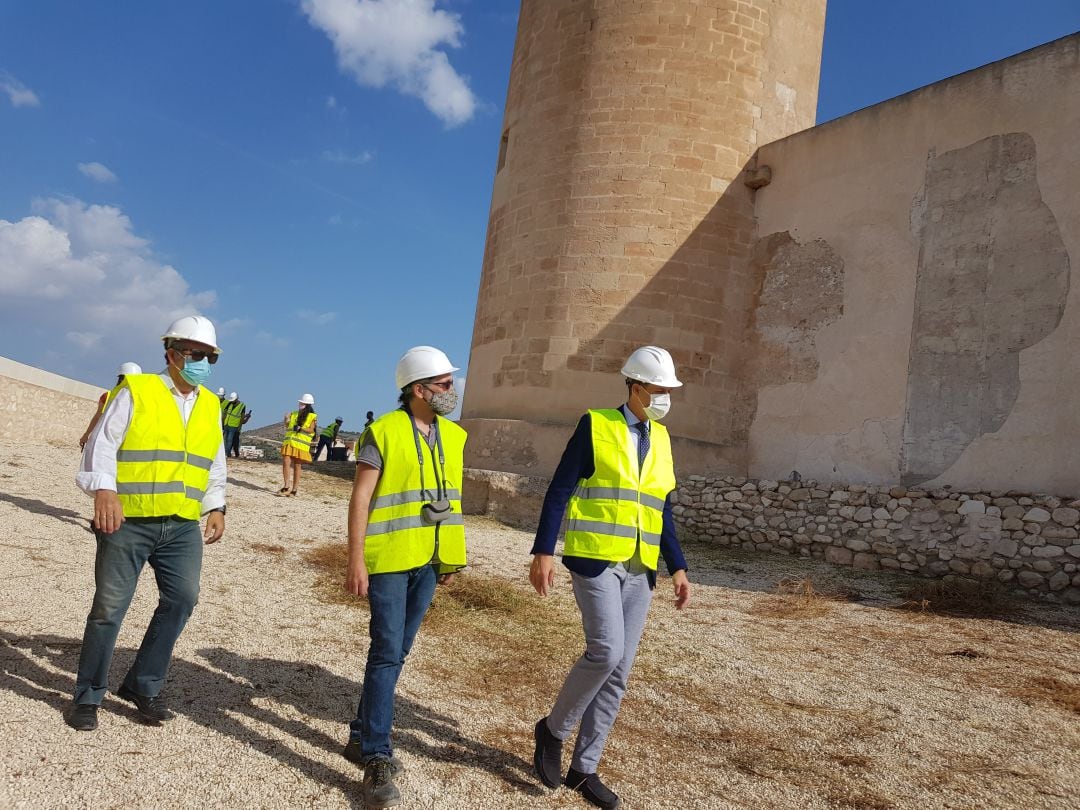 Visita del alcalde de Elda a las obras de restauración del castillo de la ciudad 