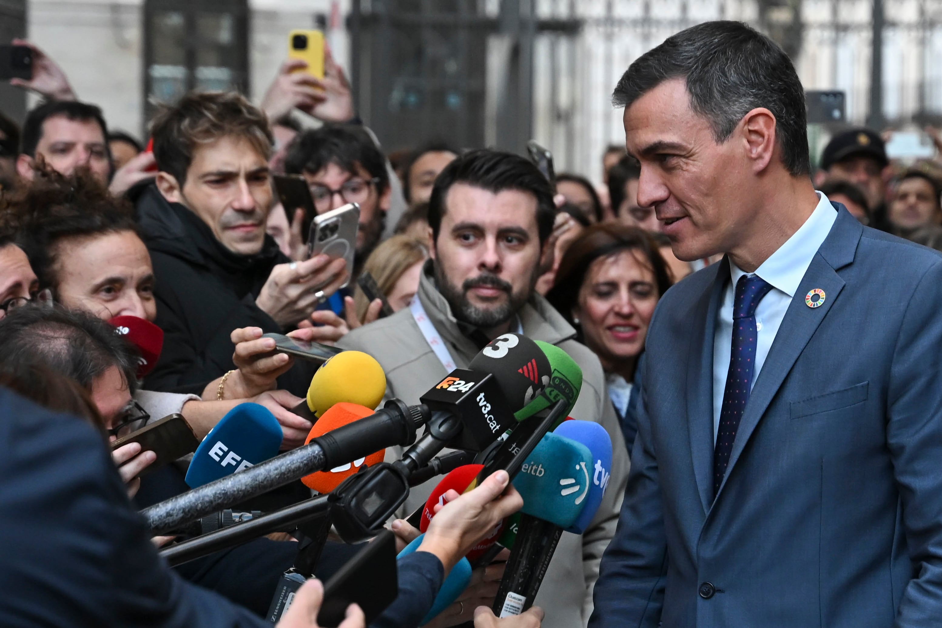 Fotografía de archivo tomada el pasado 21 de noviembre en la que aparece Ion Antolín, con barba, junto a Pedro Sánchez