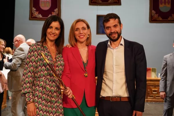 De izda a dcha, Trinidad Castillo (Más Madrid Alcorcón), Candelaria Testa (alcaldesa de Alcorcón, PSOE) y Jesús Santos (Ganar Alcorcón)