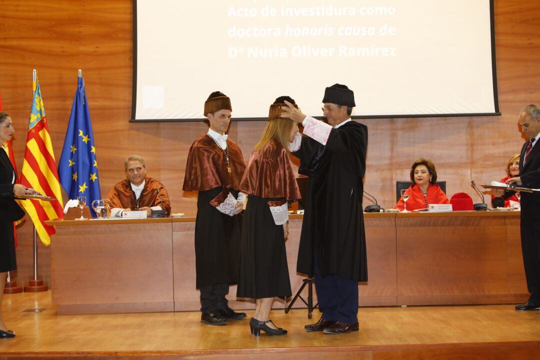 Momento de la investidura a Nuria Oliver como Doctora Honoris Causa