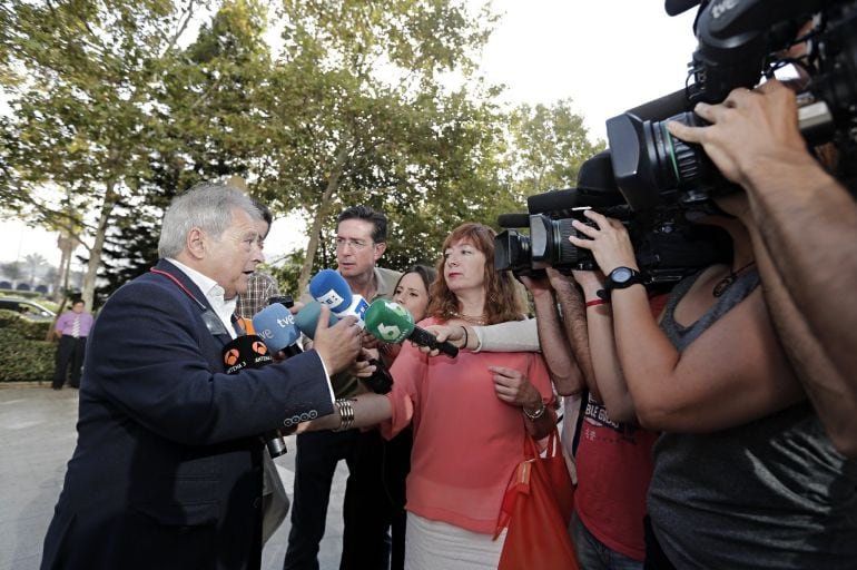 El expresidente de la Diputación de Valencia, Alfonso Rus, a su llegada a la Ciudad de la Justicia donde declara como testigo en la segunda jornada del juicio del Caso Emarsa.