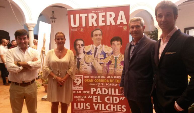 De izquierda a derecha, escoltando el cartel de Feria, el empresario Carmelo García, la delegada de Festejos, Carmen Cabra; el maestro utrerano Curro Durán y el torero local Luis Vilches