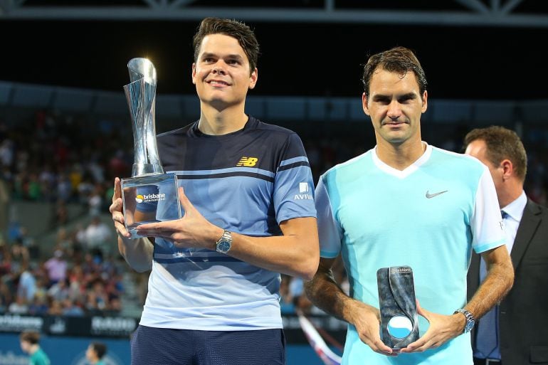 Milos Raonic y Roger Federer en la entrega de trofeos.