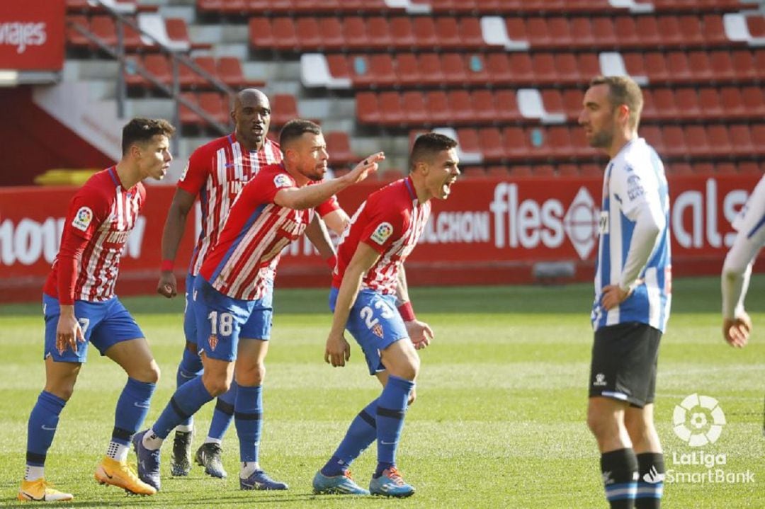 Djurdjevic celebra con sus compañeros su décimo séptimo gol de esta temporada.