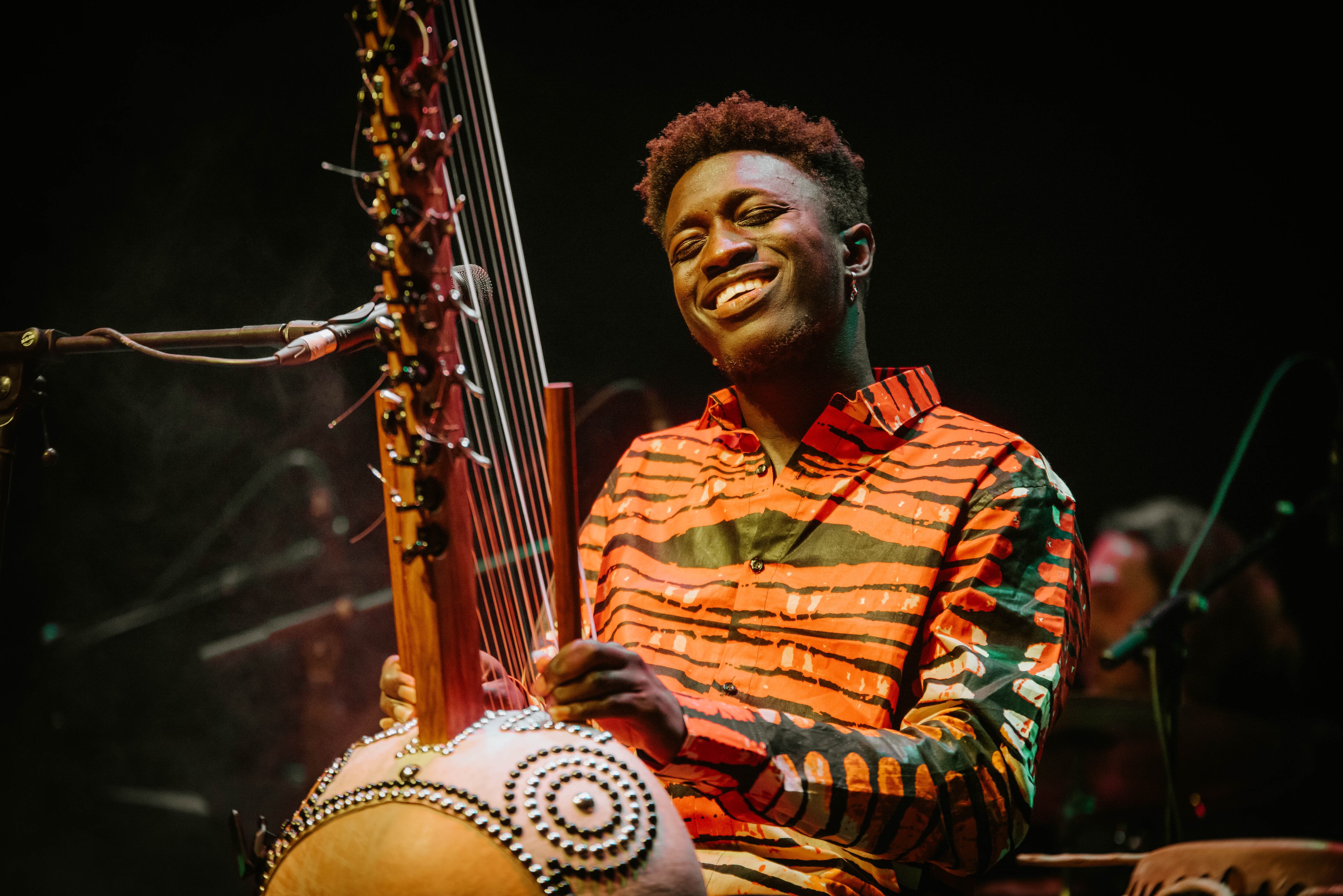 El artista senegalés Momi Maiga en uno de sus conciertos