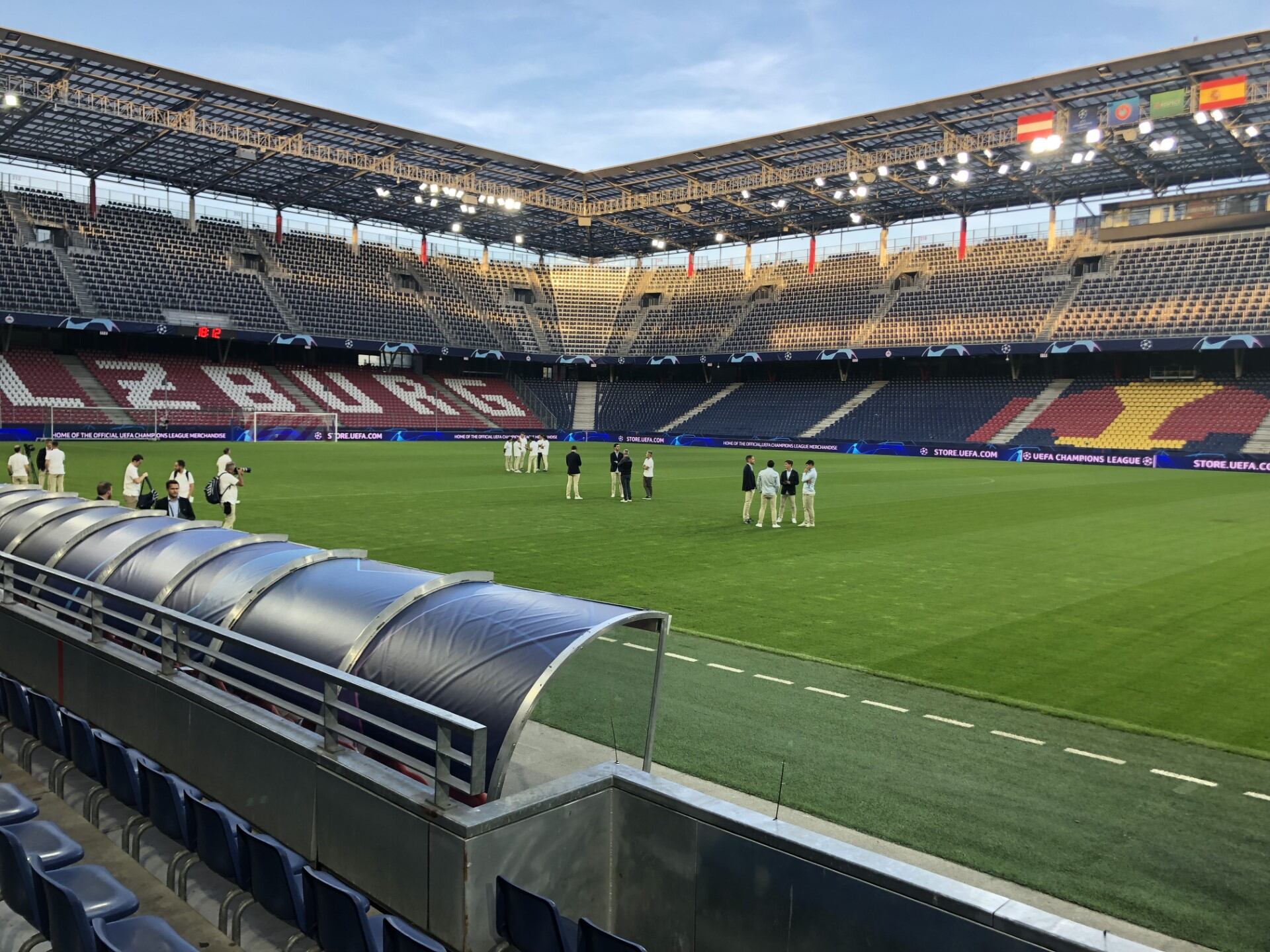 Los jugadores de la Real inspeccionan el césped del Red Bulla Arena.