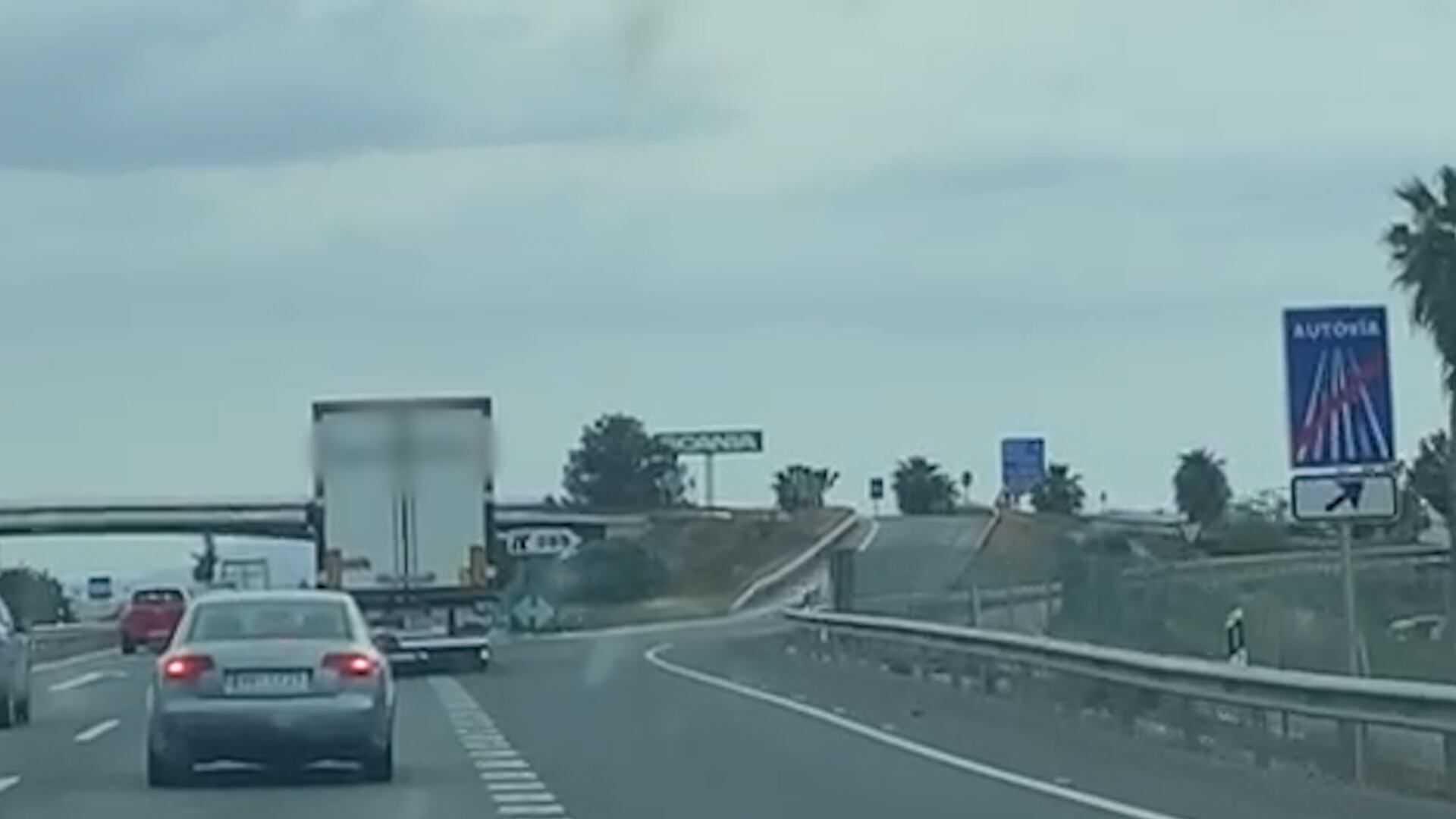 Captan a un camionero haciendo zigzag e invadiendo el arcén en la A-7