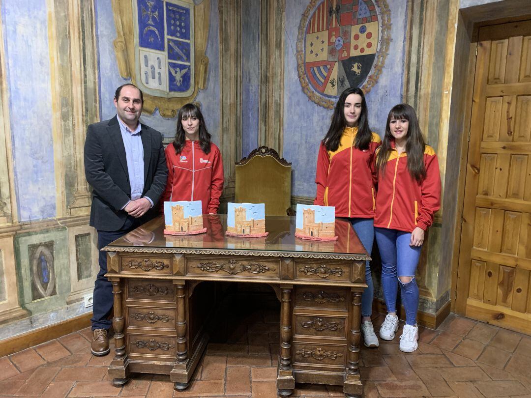 Lucía, Alba y Nerea junto al concejal de Deportes, Juan Antonio Pisador