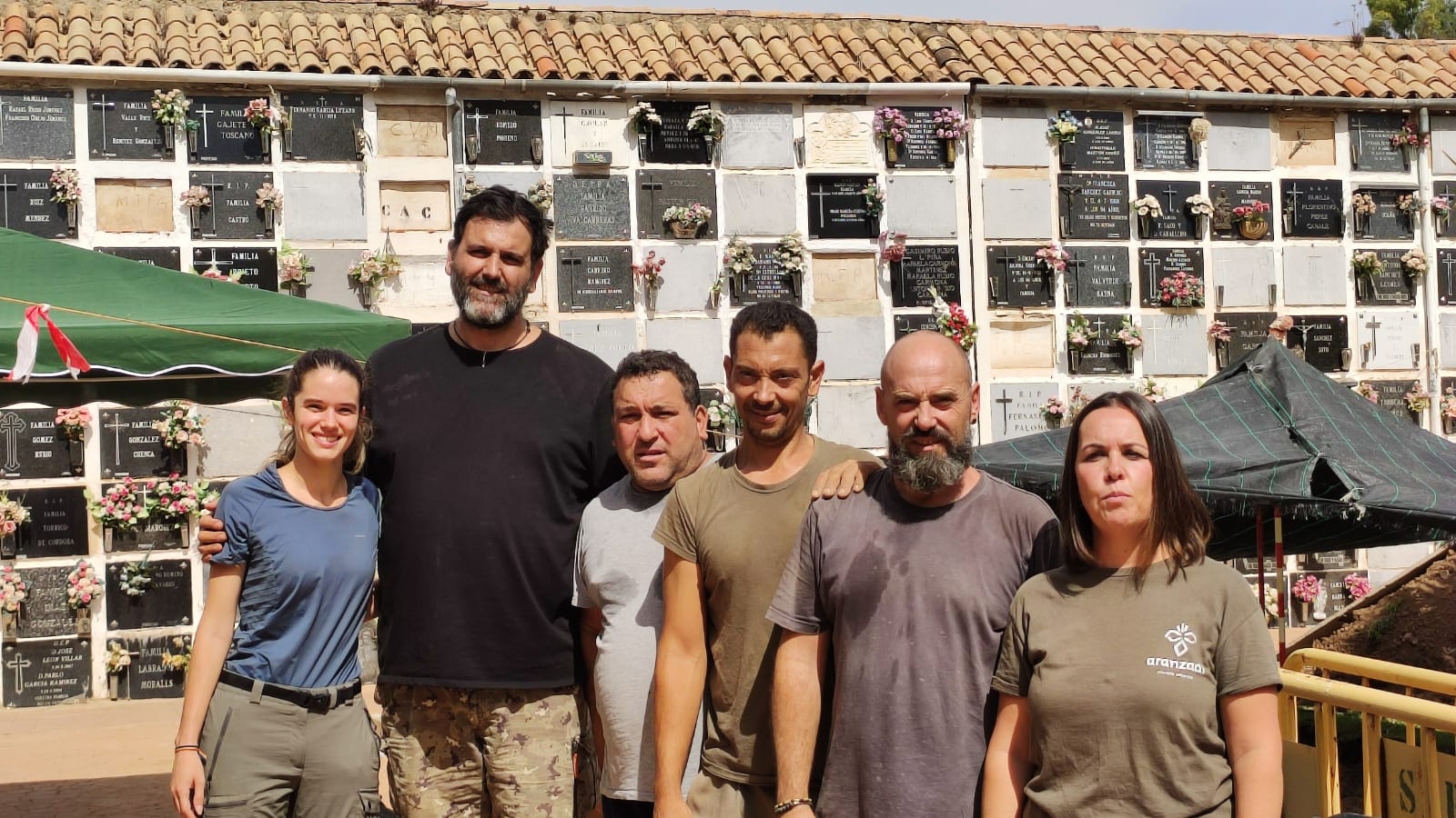 María José Orozco, Luis Tovar, Santiago Moreno, Manuel Valderrama, Antonio J. Jordán y Carmen Jiménez, conforman el equipo de la Sociedad de Ciencias Aranzadi que interviene en el Cementerio de San Rafael en Córdoba