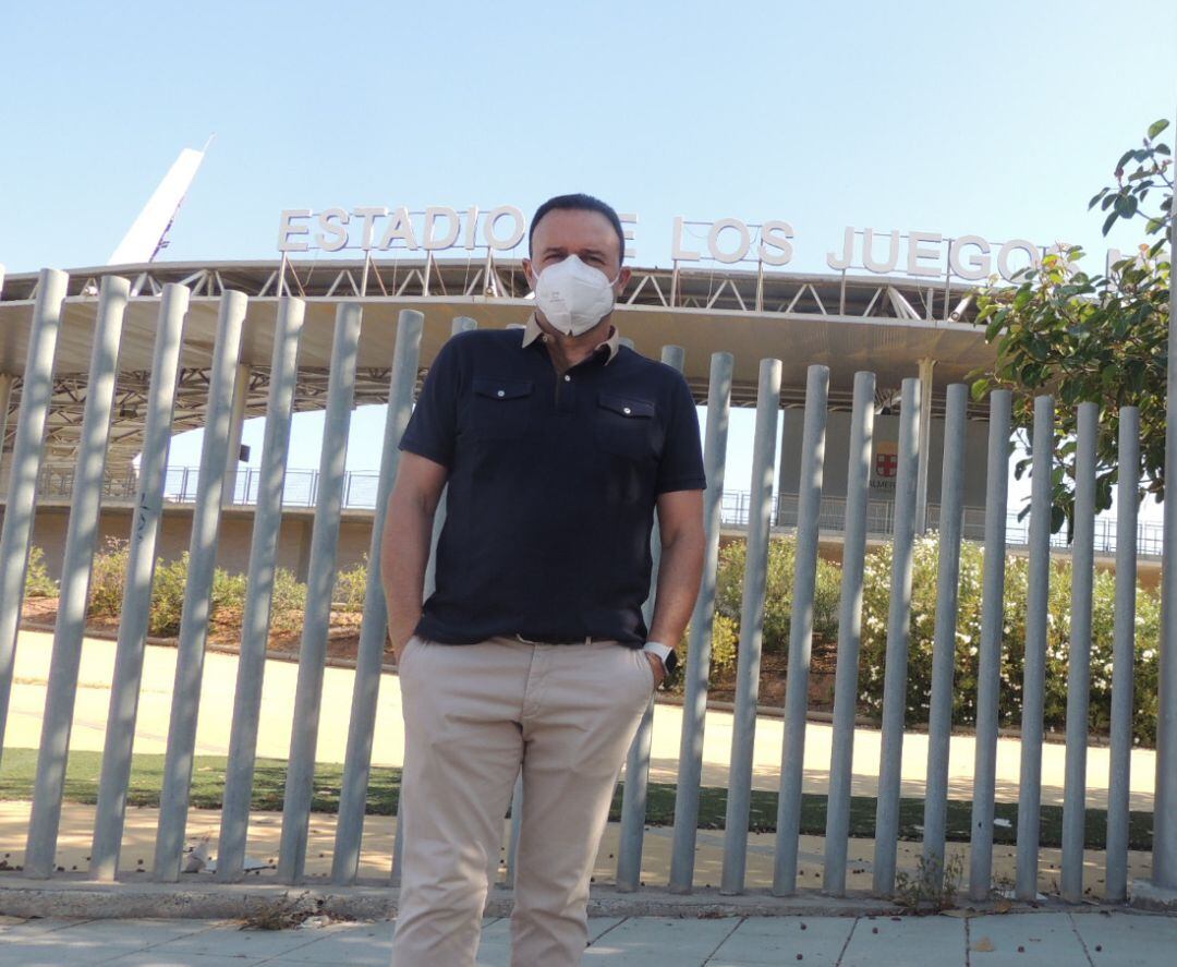 José María Salmerón en los aledaños del Estadio de Los Juegos del Mediterráneo