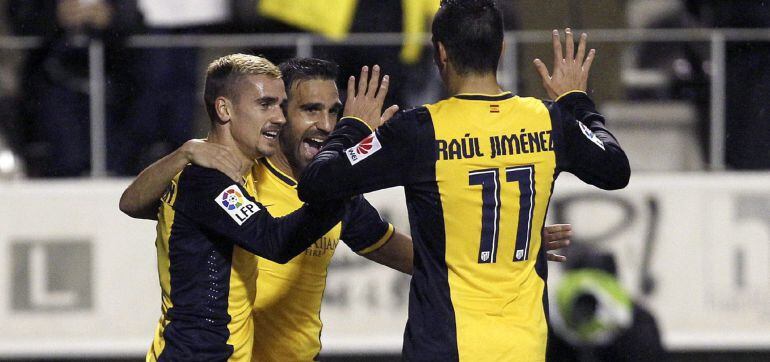 El delantero francés Antoine Griezmann celebra con sus compañeros el gol marcado al equipo catalán.