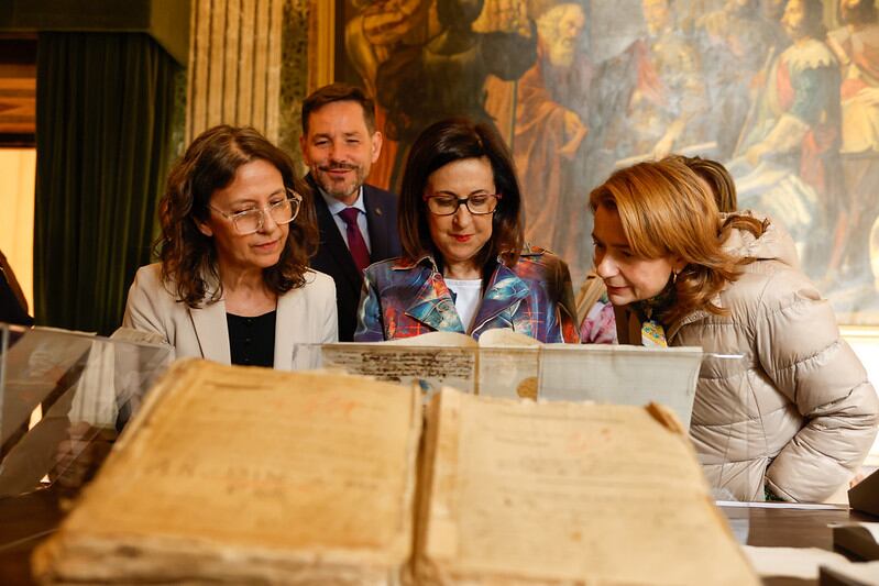 Margarita Robles, ministra de Defensa, observando parte de la documentación del Archivo "Álvaro de Bazán" de Viso del Marqués