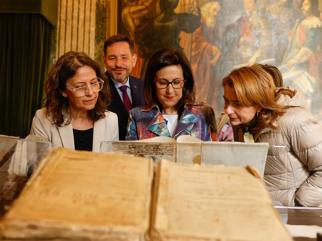 Margarita Robles, ministra de Defensa, observando parte de la documentación del Archivo "Álvaro de Bazán" de Viso del Marqués