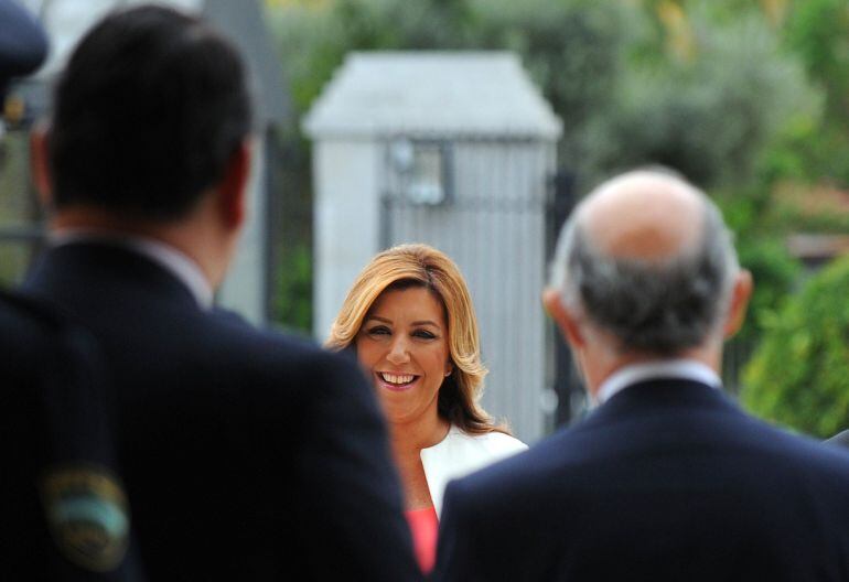 New President of regional government of Andalusia and Spanish Socialist Party (PSOE) member Susana Diaz (C) arrives to her investiture ceremony in the &quot;Usos Multiples del Parlamento&quot; room at the Parliament in Sevilla on June 14, 2015. Diaz took office as president of the regional government of Andalusia almost three months of stalemate after winning the elections marked by lengthy negotiations to reach an agreement with the Spanish emerging parties.   AFP PHOTO / CRISTINA QUICLER